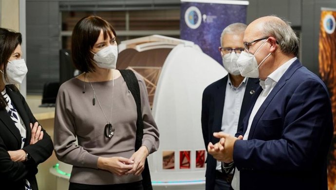 El director del IAC, Rafael Rebolo (d), conversa con la ministra de Ciencia e Innovación, Diana Morant, en el Observatorio del Roque de Los Muchachos de La Palma
