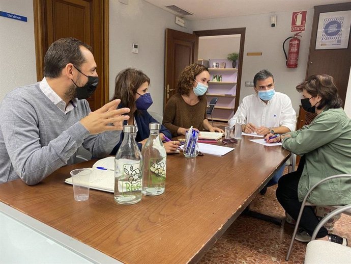Reunión de los representantes de Podemos e IU con miembros de la Plataforma Unidad por el C1.
