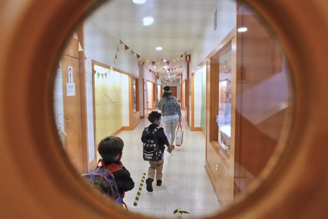 Archivo - Niños en el hall del Colegio Privado Alameda de Osuna en el primer día del curso escolar 2020-2021, en Madrid (España) a 7 de septiembre de 2020. Los colegios públicos comenzarán mañana, 8 de septiembre, las clases de forma escalonada, que en Ma