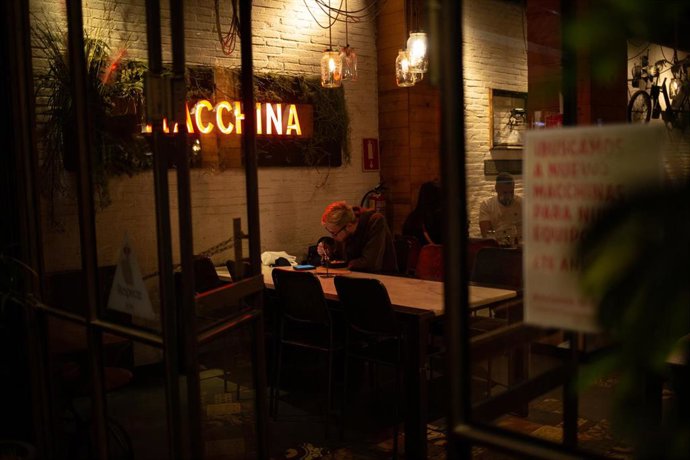 Interior de un bar en una calle céntrica de Barcelona, a 14 de octubre de 2021, en Barcelona, Catalunya (España).