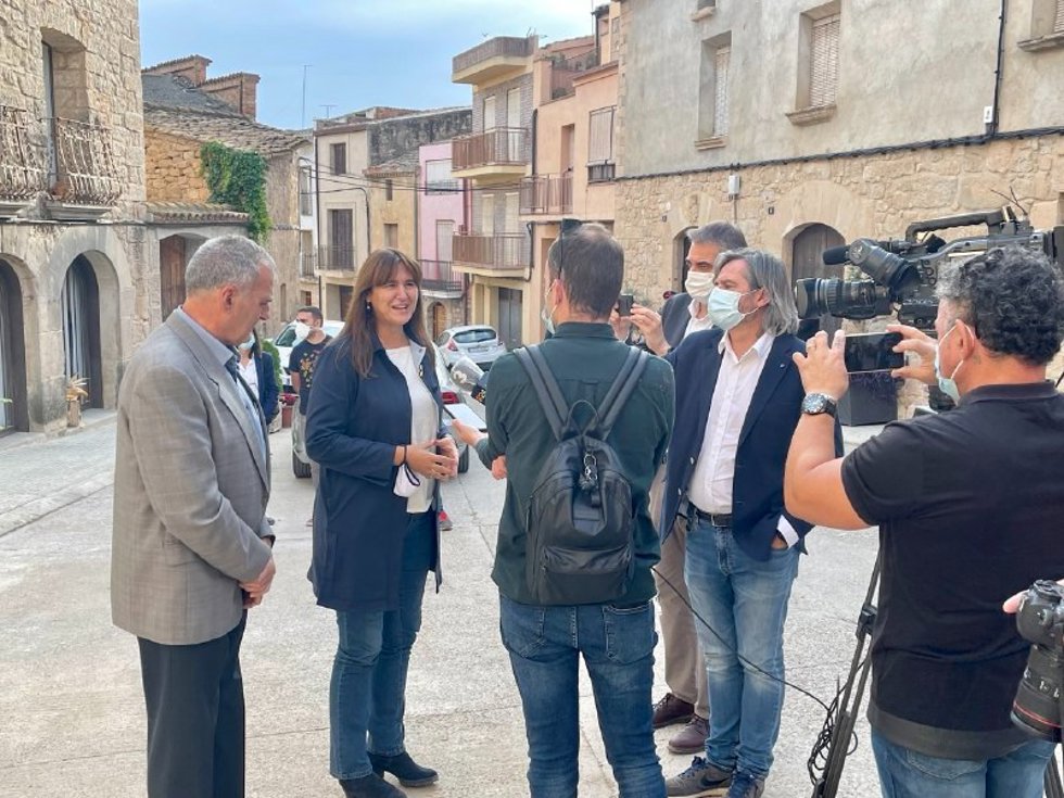La presidenta del Parlament, Laura Borrs, en declaraciones a los medios una visita institucional
