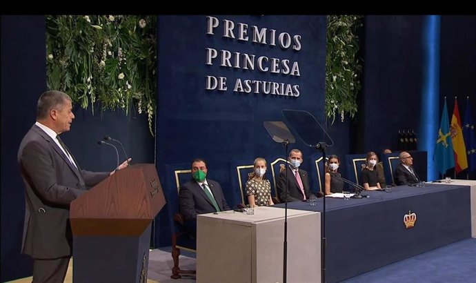 El galardonado con el Premio Princesa de Asturias de las Letras, Emmanuel Carrre, pronuncia su discurso en la ceremonia de entrega de los Premios.