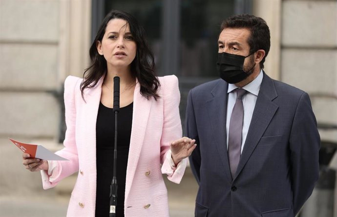 La líder de Cs, Inés Arrimadas, responde a los medios tras participar en una sesión plenaria en el Congreso de los Diputados, a 20 de octubre de 2021, en Madrid, (España).