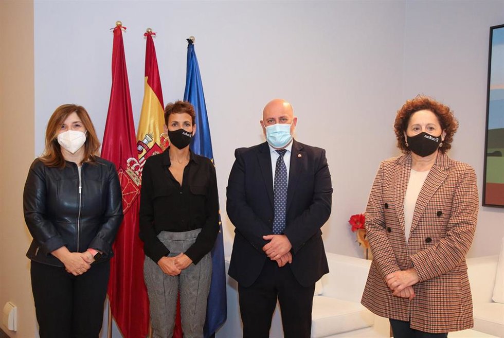 La secretaria de Estado de Cooperación, Pilar Cancela; la presidenta de Navarra, María Chivite; el delegado del Gobierno en Navarra, José Luis Arasti, y la consejera de Derechos Sociales, Carmen Maeztu