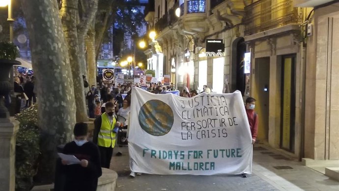 La manifestación para reclamar políticas de movilidad sostenibles recorren el centro de Palma.