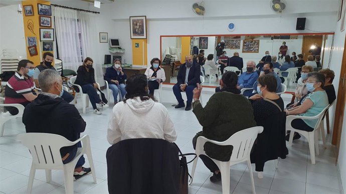 El presidente del PP de Palma, Jaime Martínez, reunido con vecinos de Son Roca.