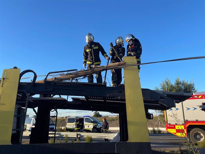 Bomberos actuando en un accidente de tráfico en la M-404 en Valdemoro.