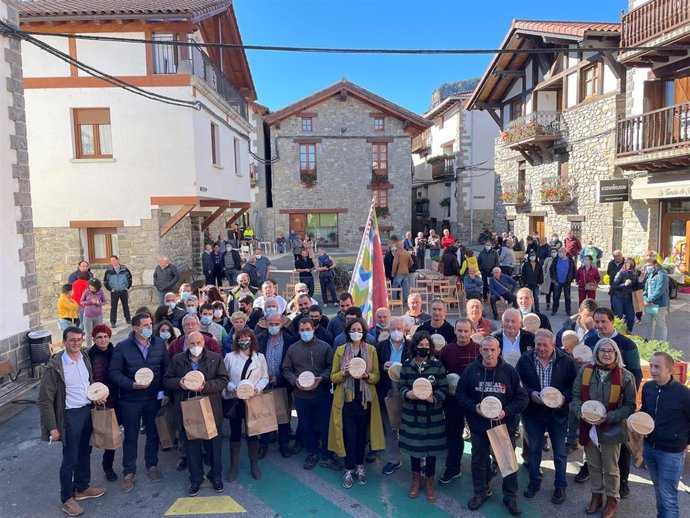 La consejera de Desarrollo Rural y Medio Ambiente, Itziar Gómez, con los asistentes a la celebración del 40 aniversario de la Denominación de Origen Protegida Queso Roncal