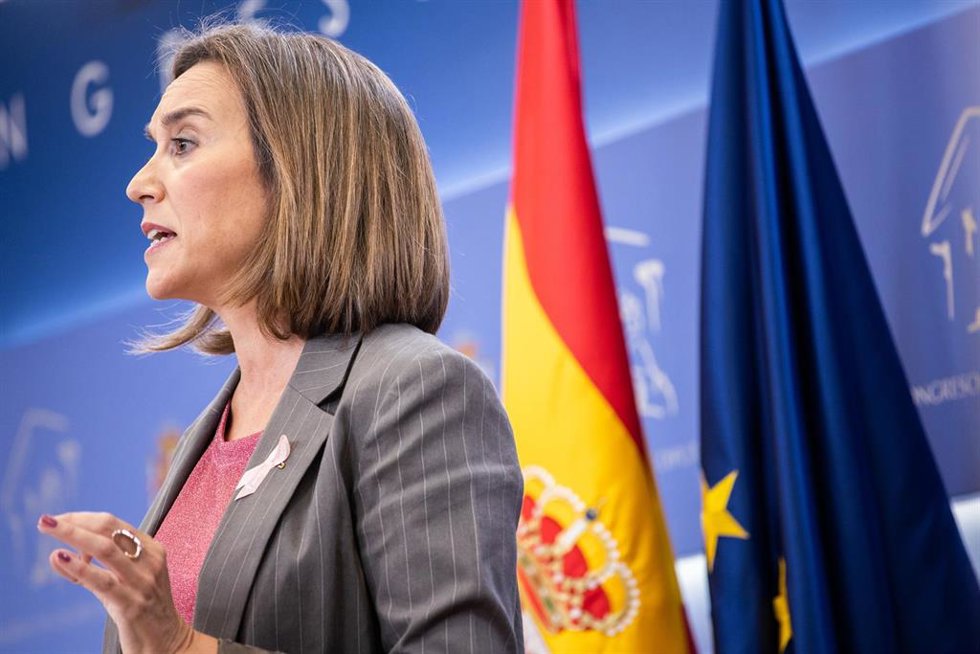 La portavoz parlamentaria del PP, Cuca Gamarra, interviene en una rueda de prensa.
