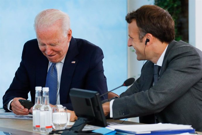 Archivo - 13 June 2021, United Kingdom, Carbis Bay: US President Joe Biden (L) and French President Emmanuel Macron attend a plenary session as part of the G7 Summit. Photo: Phil Noble/PA Wire/dpa