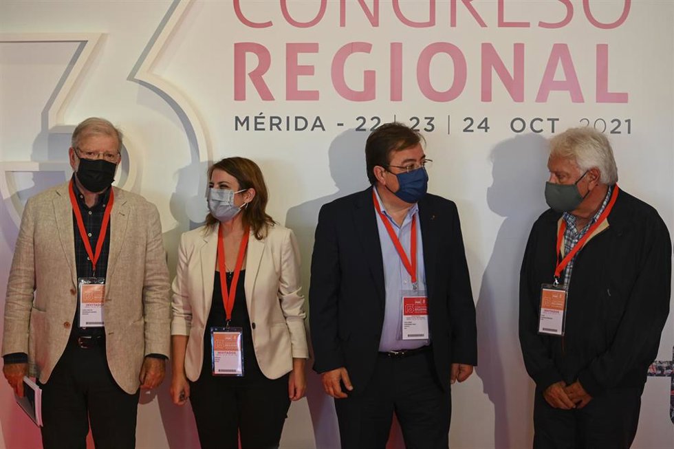 Juan Carlos Rodríguez Ibarra, Adriana Lastra, Guillermo Fernández Vara y Felipe González.