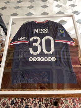 Camiseta del PSG firmada por Messi que el primer ministro francés ha regalado al Papa