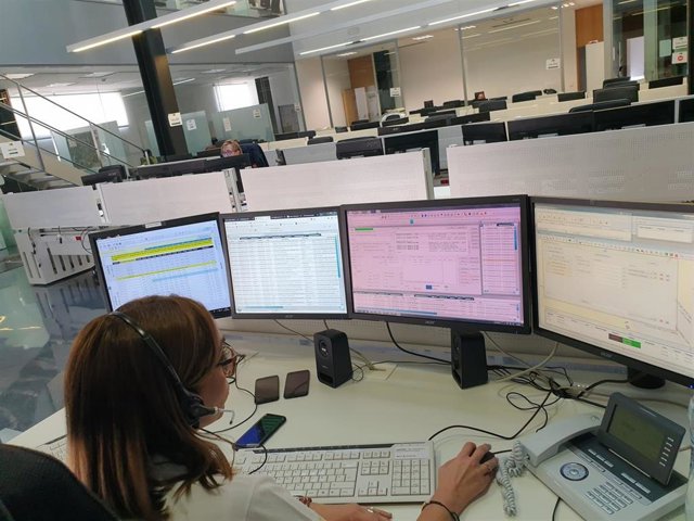 Archivo - Profesional de sala de emergencias del 112 Andalucía