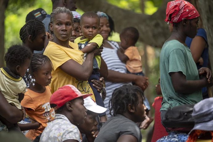 Archivo - Mujeres y niños haitianos