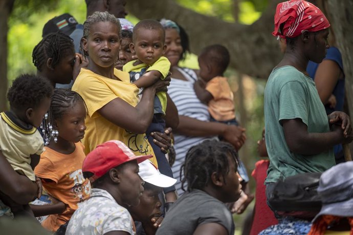 Archivo - 19 August 2021, Haiti, Barnate: Children and adults wait for treatment at a mobile medical clinic, set up by Kansas City-based Heart to Heart International, in the small village of Barnate in southwestern Haiti near the epicentre of last week'