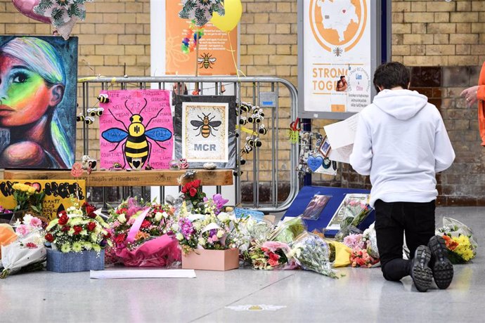 Monumento floral en homenaje a las víctimas del atentado del Manchester Arena.