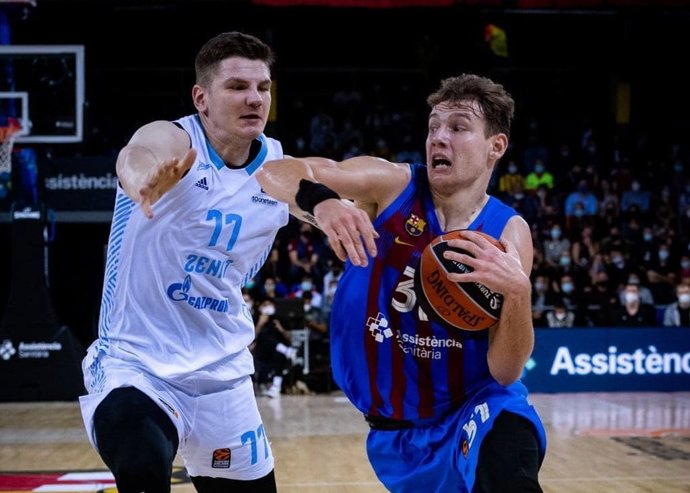 Rokas Jokubaitis se intenta librar de un rival en el Bara-Zenit