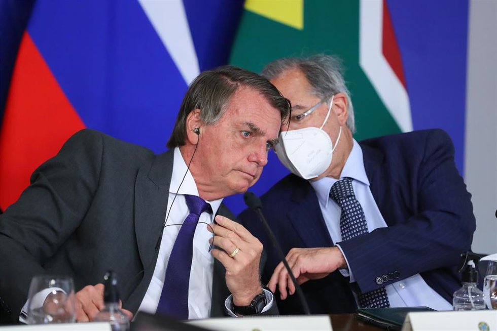 Archivo - El presidente de Brasil, Jair Bolsonaro, y el ministro de Economía, Paulo Guedes.