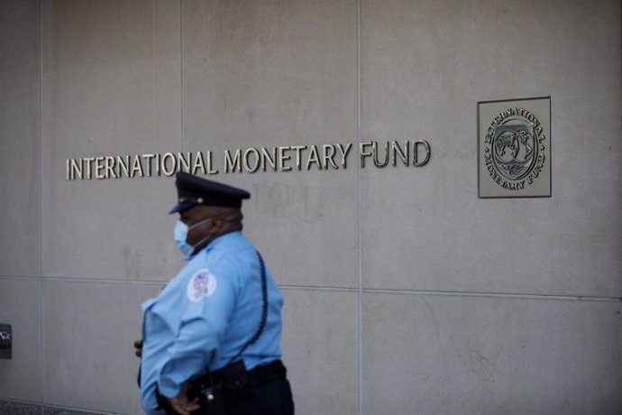 Archivo - La fachada de la sede del Fondo Monetario Internacional, en Washington DC