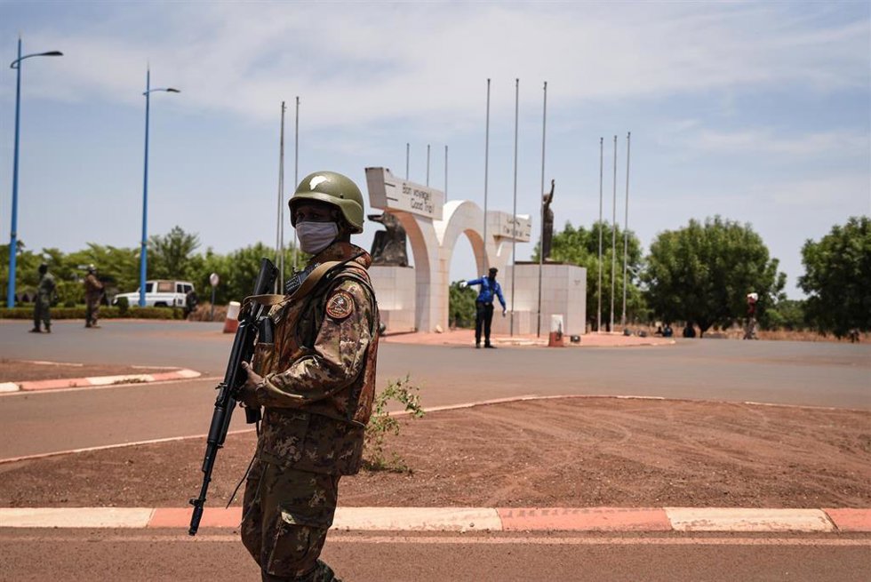 Archivo - Un miembro de las fuerzas de seguridad de Malí