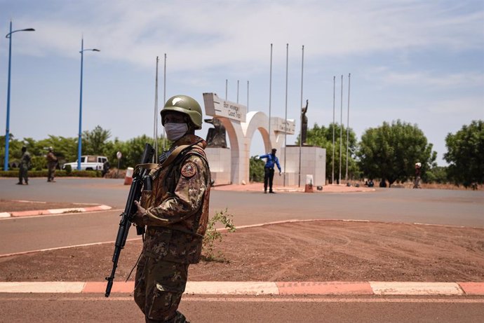 Archivo - May 31, 2021, Bamako, Bamako district, Mali: Malian security forces supervised a gathering of about a hundred supporters who came to welcome the new president of the transition, Colonel Assimi Goita, upon his arrival at the airport of Senou-Ba