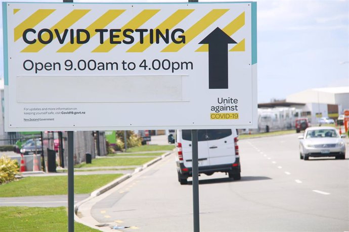 Un cartel anunciando test de COVID-19 en Nueva Zelanda