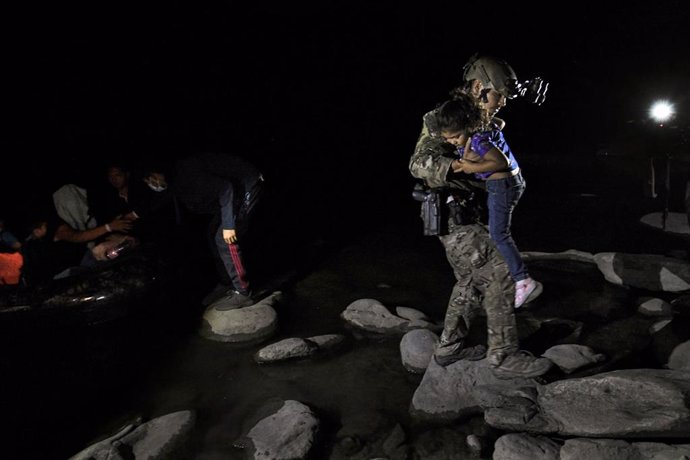 Archivo - Un soldado se lleva a un niño migrante después de que un grupo de solicitantes de asilo cruzara el río Grande en las fronteras texanas con México.