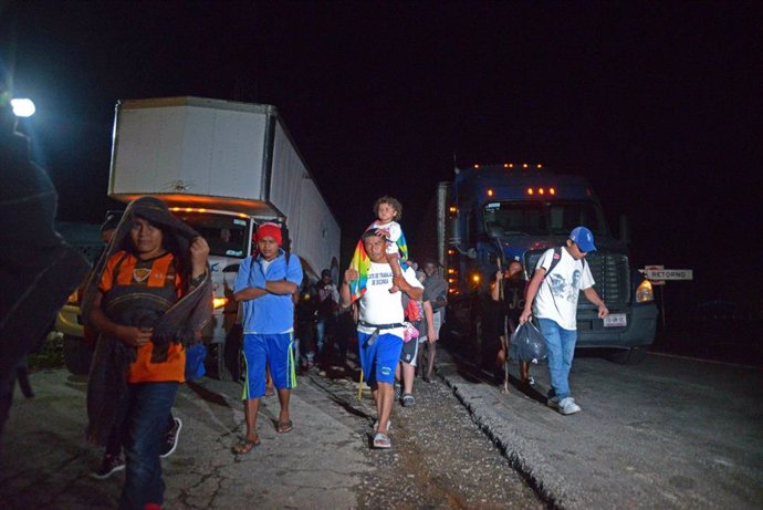 Archivo - Una caravana de migrantes se dirige a Estados Unidos a pesar de los intentos de la Guardia Nacional Mexicana por detenerlos.