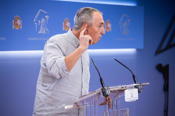 El portavoz de Compromís en el Congreso, Joan Baldoví, interviene en una rueda de prensa anterior a una Junta de Portavoces en el Congreso de los Diputados