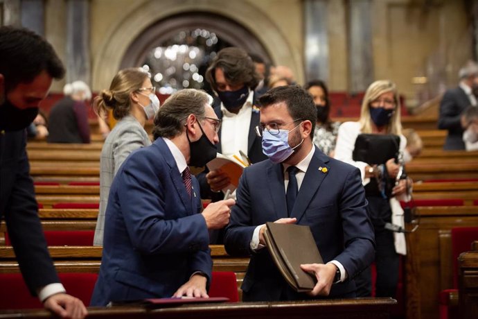 El presidente de la Generalitat, Pere Aragons (d) y el conseller de Economía y Hacienda, Jaume Giró (i), en una imagen de archivo en el pleno del Parlament. 