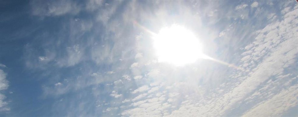 Archivo - Cielo con nubes y claros
