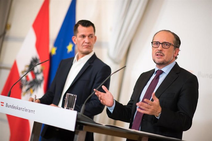 El ministro de Salud de Austria, Wolfgang Mueckstein (I) y el canciller Alexander Schallenberg (D)