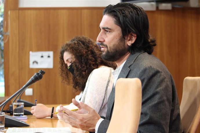 Los parlamentarios de Unidas Podemos por Andalucía Inmaculada Nieto e Ismael Sánchez, en rueda de prensa.