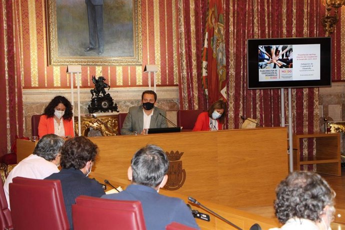 Barrionuevo presenta el nuevo plan director de cooperación al desarrollo 2021-2025 en el Ayuntamiento.