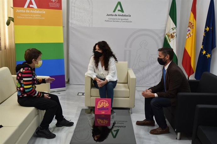 La consejera de Igualdad, Políticas Sociales y Conciliación, Rocío Ruiz, ha recibido la placa 'Espacio libre de discriminación'