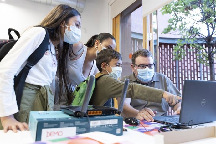 400 Familias Reciben Ordenadores Gracias A Un Proyecto Del Ayuntamiento De Barcelona Para Luchar Contra La Brecha Digital.