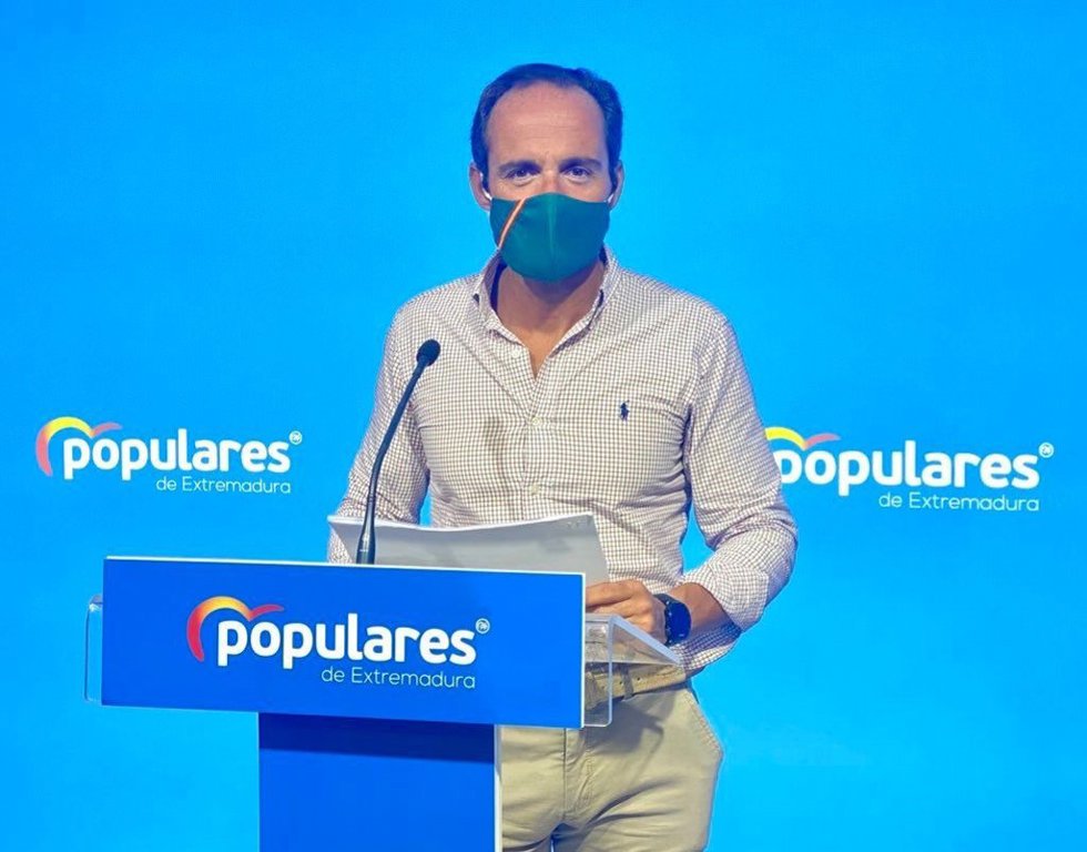 Archivo - Imagen de archivo del portavoz de Turismo del Grupo Popular en la Asamblea de Extremadura, Juan Parejo, en rueda de prensa