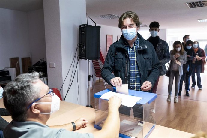 El alcalde de Fuenlabrada y candidato a la Secretaría General del PSOE de Madrid, Javier Ayala, vota en las elecciones a la secretaría del partido socialista madrileño.
