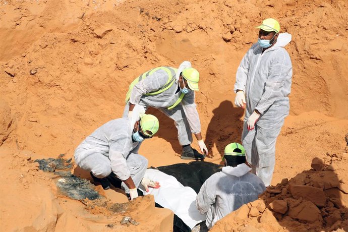 Archivo - (201108) -- TARHUNA, Nov. 8, 2020 (Xinhua) -- Workers of the General Authority for Research and Identification of Missing Persons work on the site of mass graves in Tarhuna, Libya, on Nov. 7, 2020. Libyan authorities on Saturday said that thre
