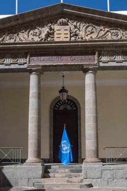 La bandera de la Organización de Naciones Unidas ondea estos días en la fachada principal del Parlamento de Canarias