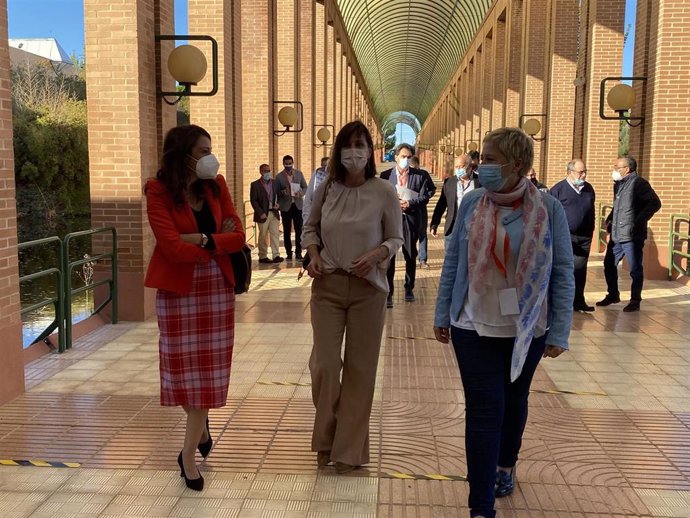 Elena Allué a su llegada a la Feria de Zaragoza, donde se celebra el XV Congreso del PAR.