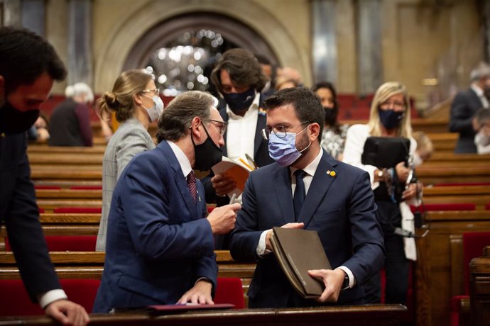 El president de la Generalitat, Pere Aragons (d) i el conseller d'Economia i Hisenda, Jaume Giró (i), en una imatge d'arxiu en el ple del Parlament. 
