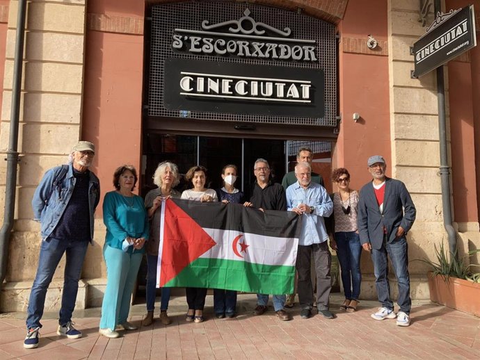 La consellera de Asuntos Sociales y Deportes, Fina Santiago, acompaña a la Asociación de Amigos del Pueblo Saharaui en la proyección del documental 'Ocupación S.A.'
