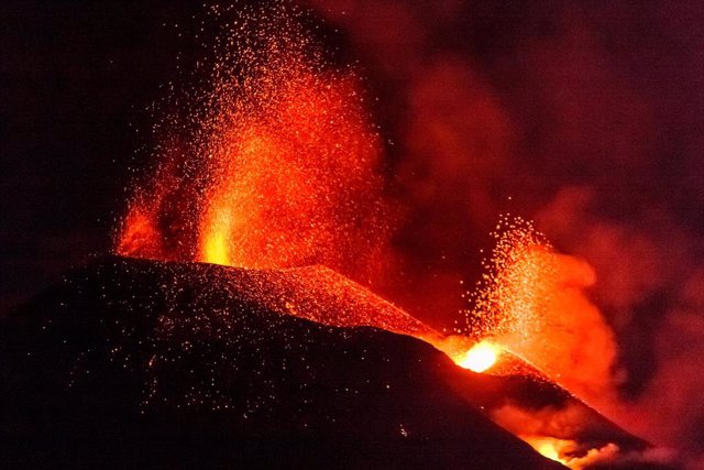 Lava y piroclastos emitidos por el volcán de Cumbre Vieja, a 20 de octubre de 2021, en La Palma