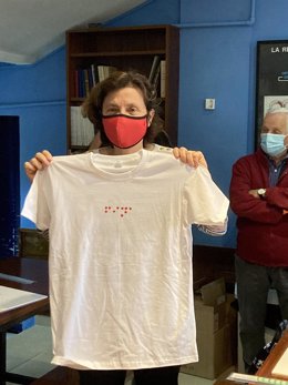 La consellera de Asuntos Sociales y Deportes, Fina Santiago, con una camiseta con su nombre escrito en Braille.