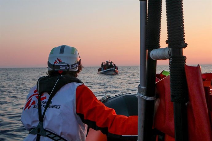 Archivo - El barco GeoBarents rescata a migrantes en el Mediterráneo