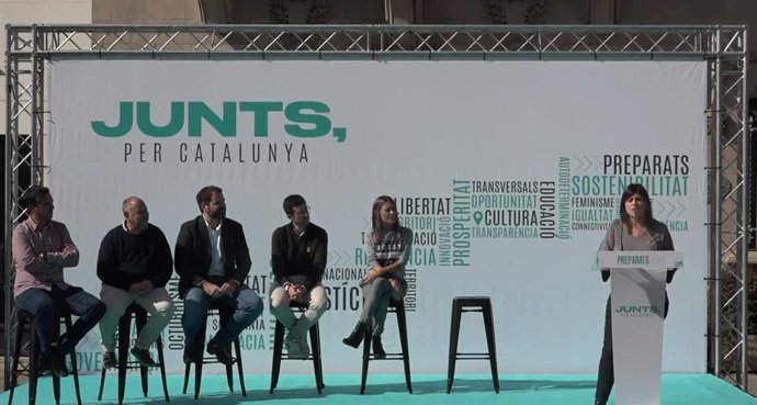 La consellera de Universidades e Investigación de la Generalitat, Gemma Geis, durante su intervención en un acto de Junts en Granollers (Barcelona), junto a Míriam Nogueras, David Saldoni, Raül Garcia, Francesc Colomer y lex Sastre