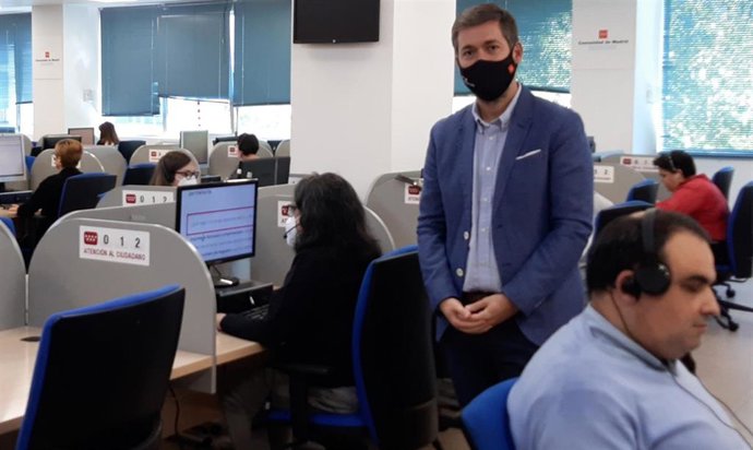 El viceconsejero de Presidencia, Miguel Ángel García Martin, vista en la capital el Centro de Operaciones de Atención al Ciudadano 012