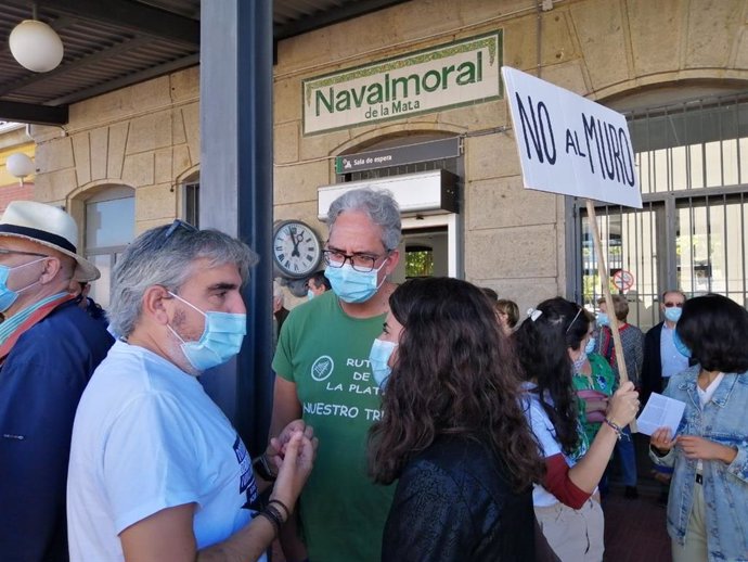 Irene de Miguel y Joaquín Macías en la movilización por el tren en Navalmoral.