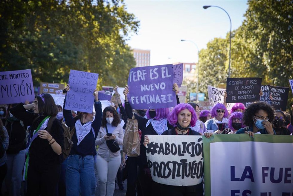 Una participante lleva un cartel que dice 'Terf es el nuevo feminazi' en una manifestación a favor de los derechos de la mujer, a 23 de octubre de 2021, en Madrid, (España).